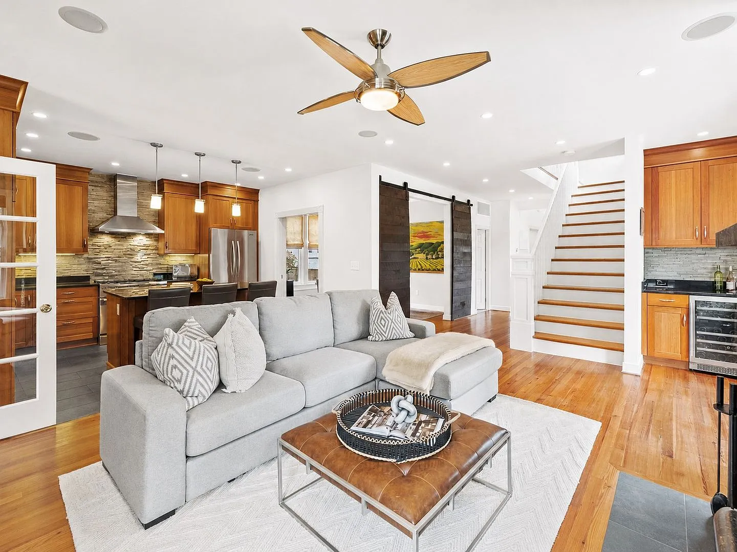 Spacious Kent Home | 6 Bed | 4 Bath | 4,000 Sf | Front Porch + Backyard | Detached 4-Car Garage — Photo 4