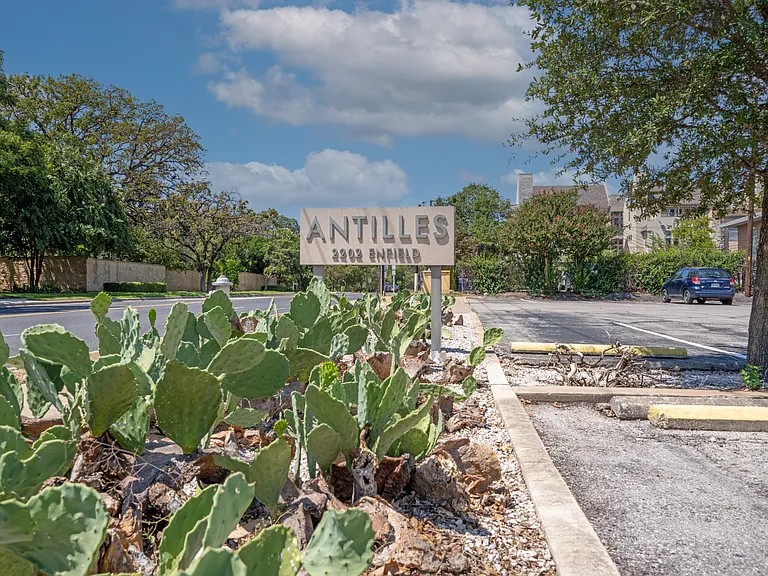 Antilles Apartments — Photo 27