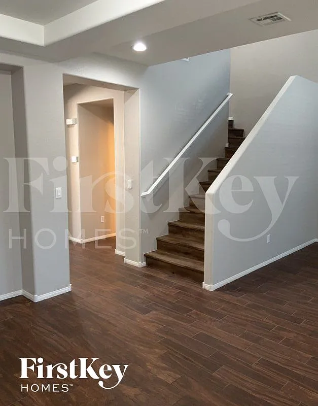 4 bed, 2.5 bath, 2708 sqft, $2,705 — Photo 3