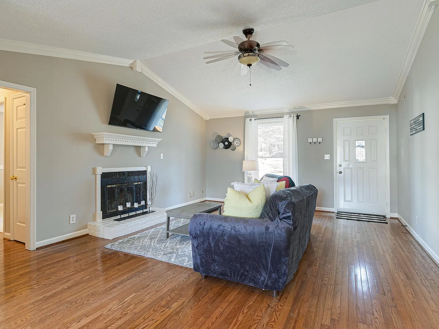 3 bed, 1326 sqft, $3,200 — Photo 3
