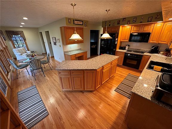 2nd image of 602 Skyline Dr