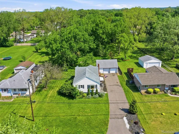 2733 Lovington Dr, Troy, MI 48083