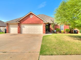 833 SW 39th St, Moore, OK 73160