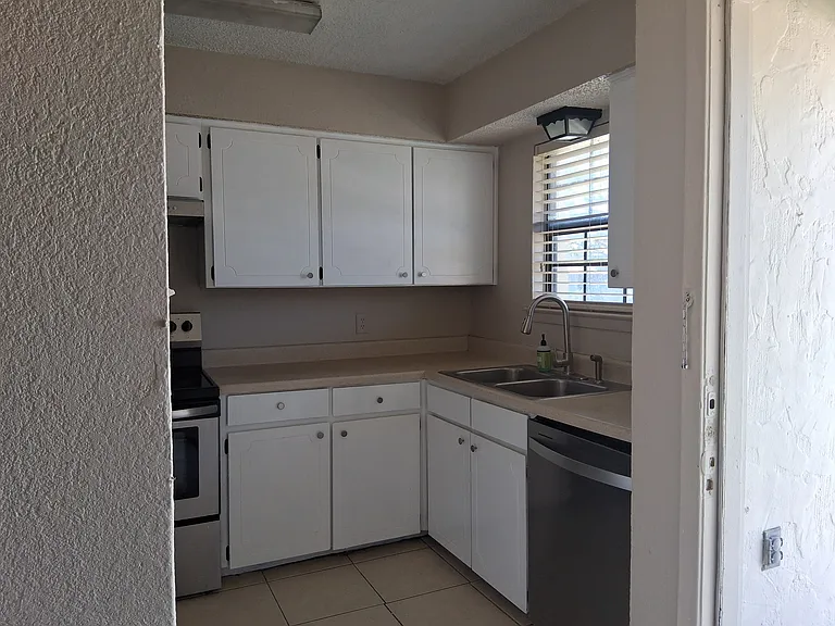 910 Southmoor Dr #910 — Photo 16