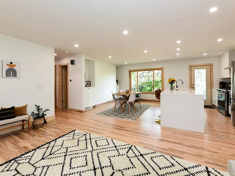 10526 Forrest Dr — Photo 2
