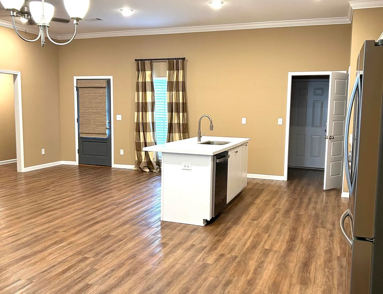 3 bed, 2.0 bath, 1550 sqft, $2,100 — Photo 3