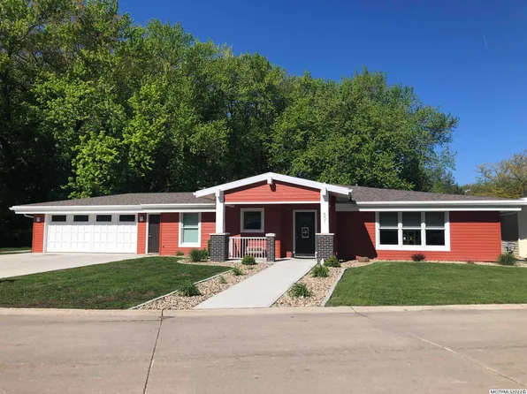 501 Oak Hill Ct, Clear Lake, IA 50428
