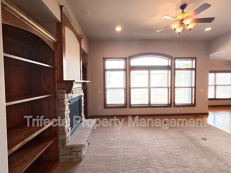 1032 Hessen Dr — Photo 5