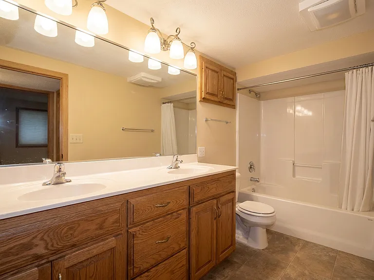 1826 S Grange Ave — Photo 4