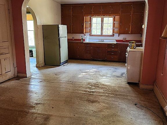 2nd image of 448 Hatter Ave