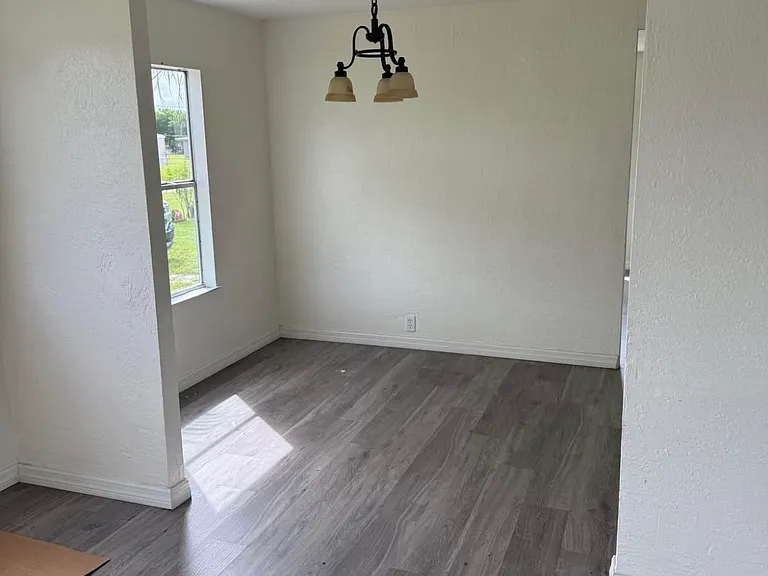 1481 NE Leisure Ave — Photo 7