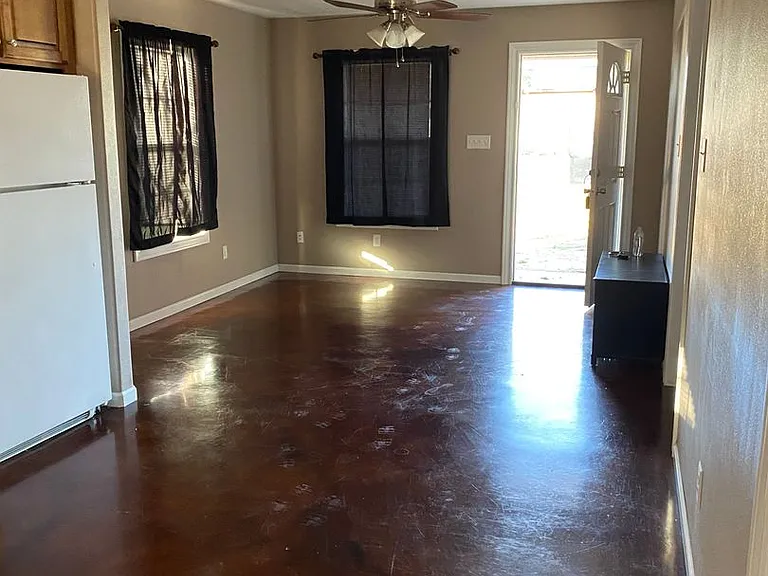 914 Live Oak St — Photo 3