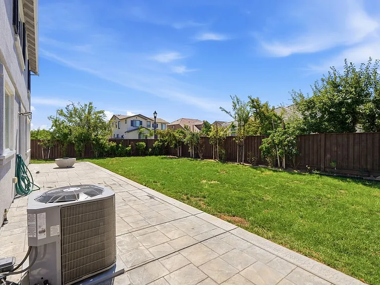 453 Diamond Peak Ln — Photo 36