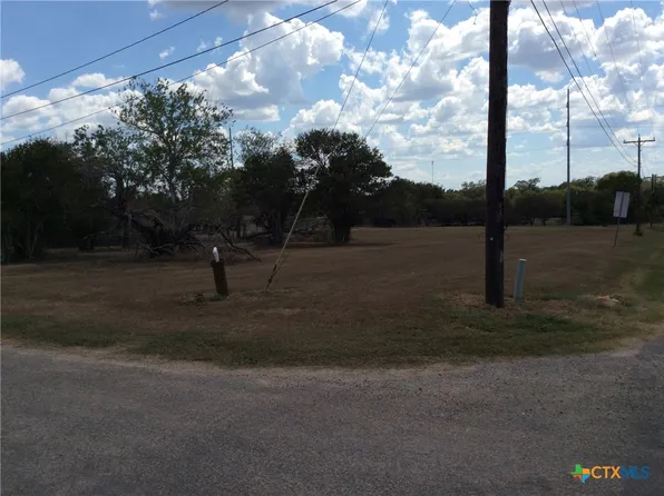 814 Baldwin St, Yoakum, TX 77995