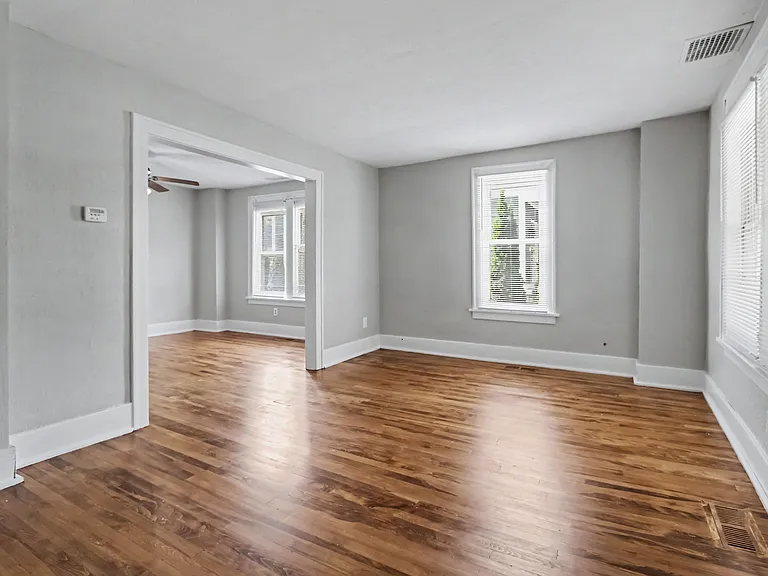 110 E Henry St #110 — Photo 5