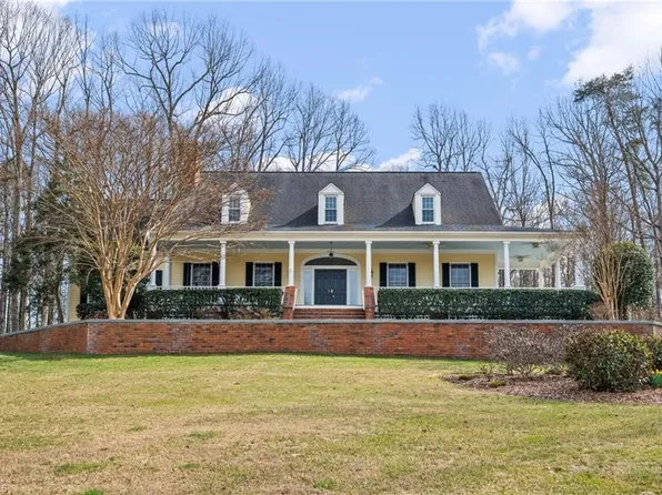 7902 Southerland Dr, Browns Summit, NC 27214