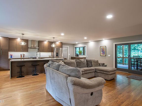 5th image of 111 Tall Pines Ln