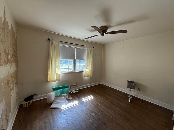 3rd image of 27 W Laurel Dr