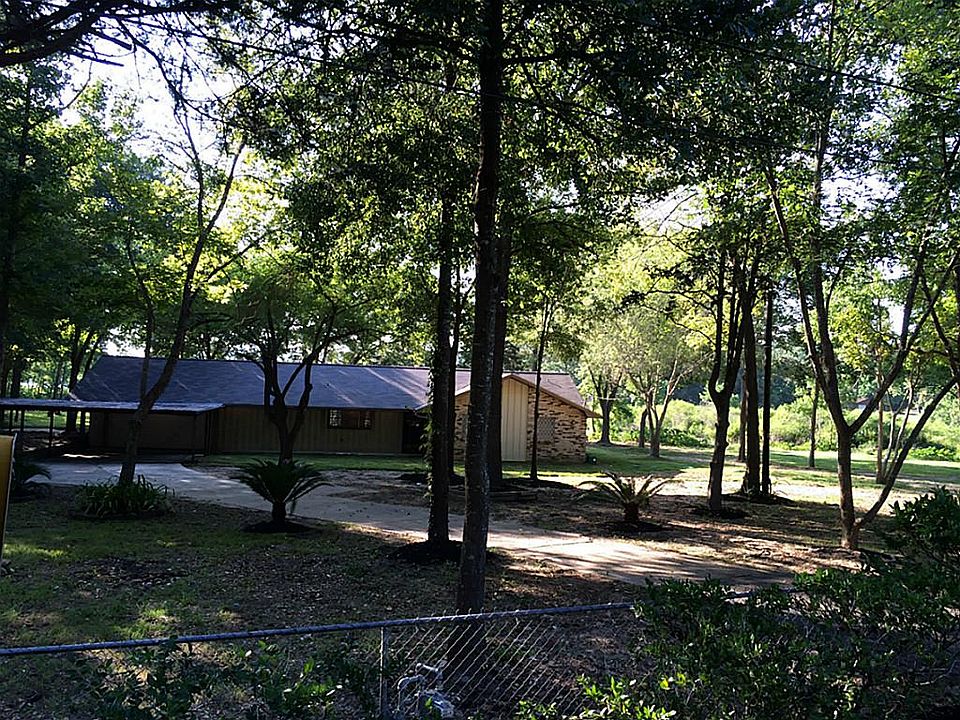 HOME FEATURES A VERY LARGE LOT!