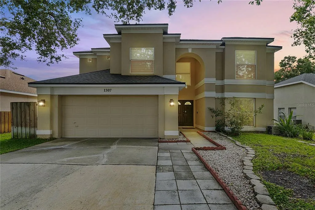 4 bed, 2.5 bath, 2487 sqft, $3,200 — Photo 2