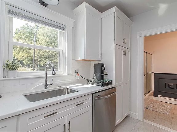 3rd image of 37 Rockland St Floor 1