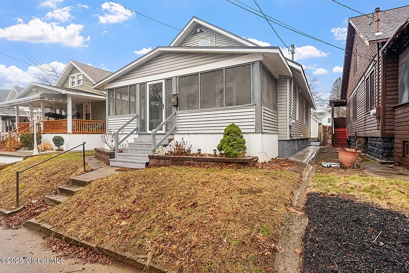 3rd image of 227 Robinson Street