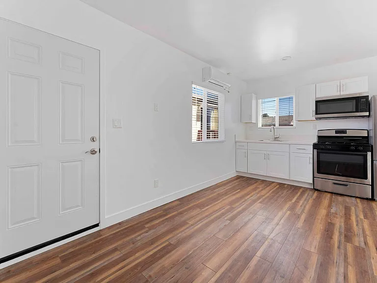 842 W 115th St — Photo 5