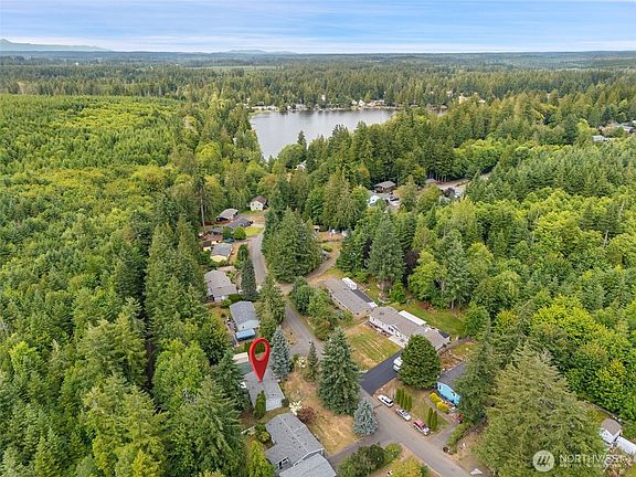 2nd image of 140 SE Fuchsia Avenue