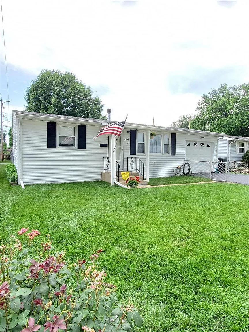 2176 Robert Ave photo 1