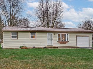 9 Manor Ln, Middleport, NY 14105