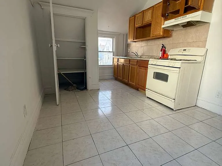 681 E 28th St #2 — Photo 9