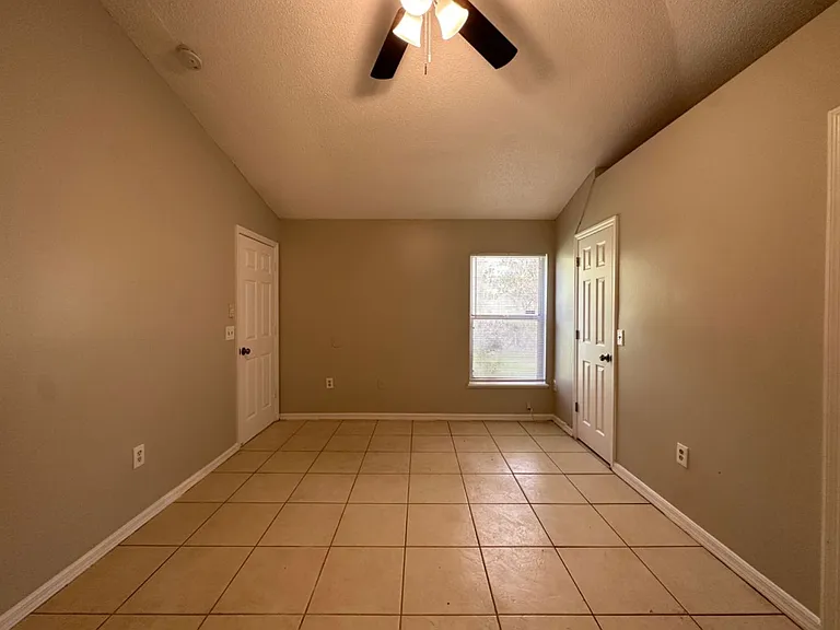 1123 Doncaster Ct — Photo 6