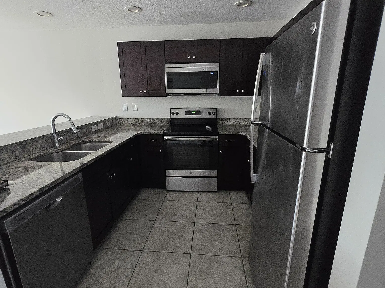 3 bed, 1100 sqft, $1,700 — Photo 3