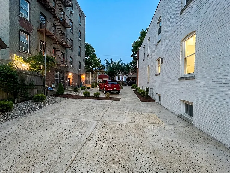 Matilda Ave — Photo 2