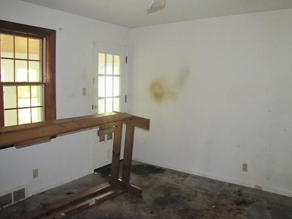 5th image of 455 Rockcliff Cir
