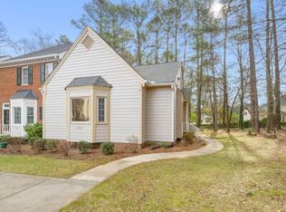 8320 Wycombe Ln, Raleigh, NC 27615