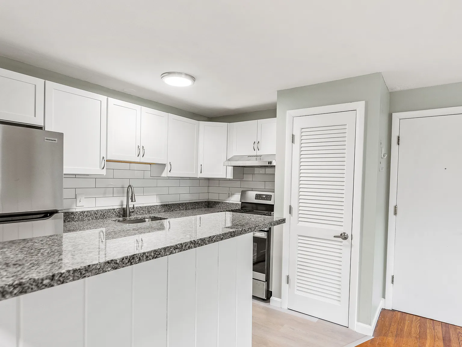 2 bed, 1000 sqft, $2,400 — Photo 4