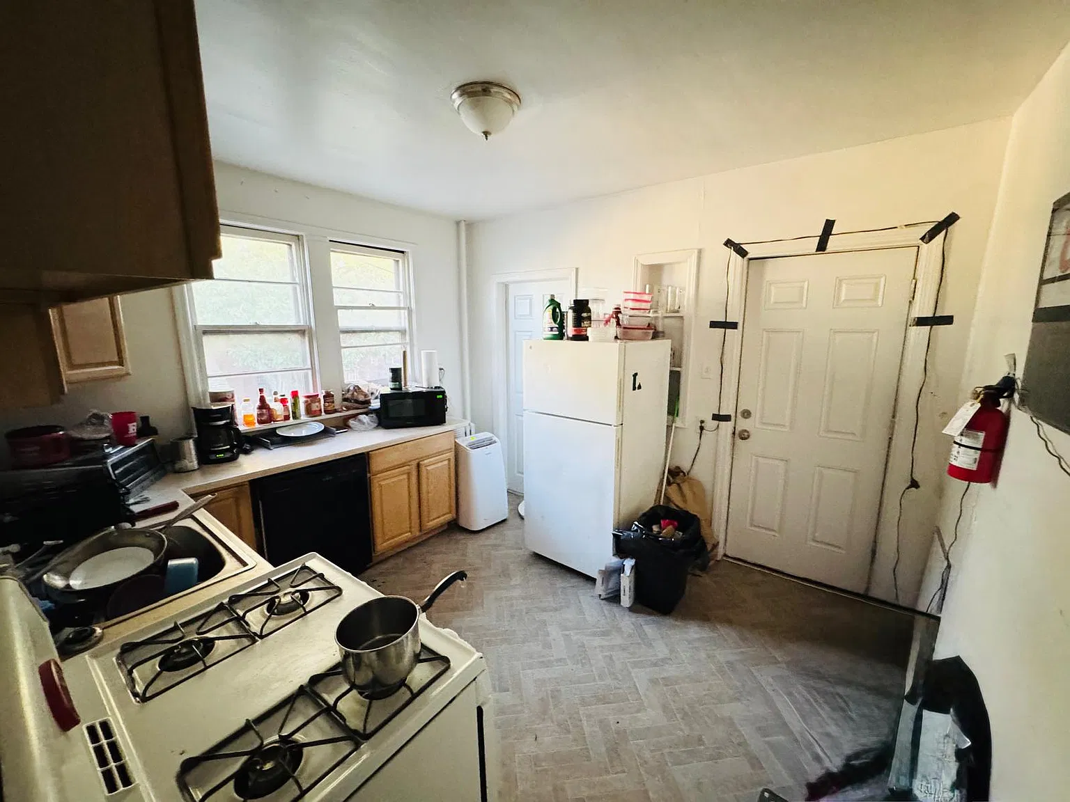 5 bed, 2.5 bath, $6,850 — Photo 4