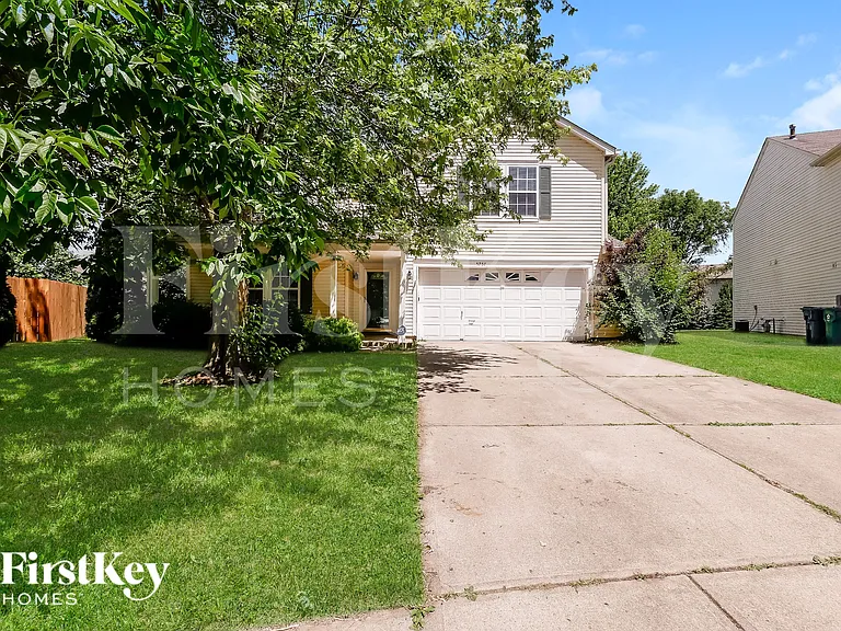 5757 N Plymouth Ct — Photo 3