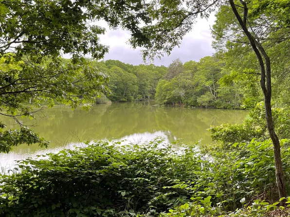 https://photos.zillowstatic.com/fp/15774b11c0b9ea2ff3868fff96353975-p_e.webp