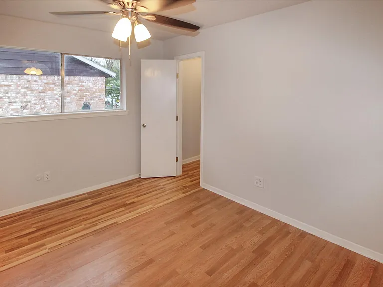10534 Huntington Wood Dr — Photo 19