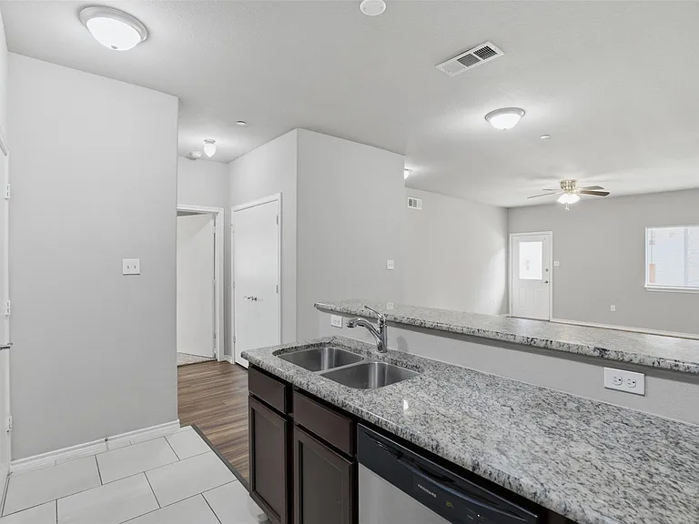 514 E Hazelwood St #B — Photo 7