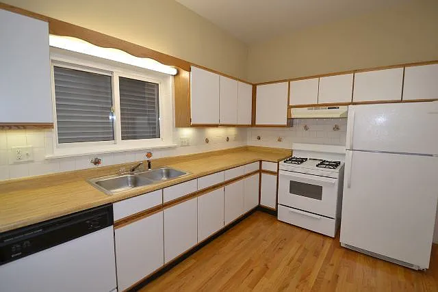 1454 W School St — Photo 2