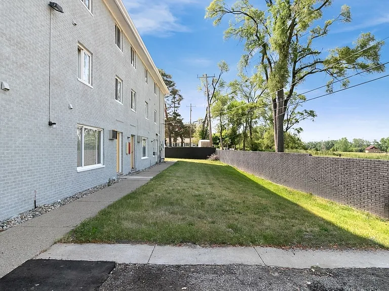 Brownell Apartments - Coast to Coast Management — Photo 15