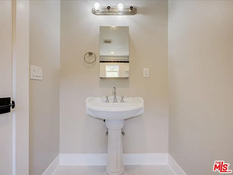 400 N Avenue 66 — Photo 27