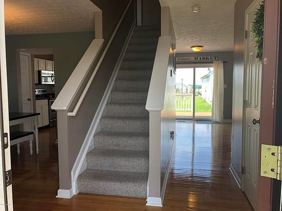 2nd image of 909 Sherwood Ct