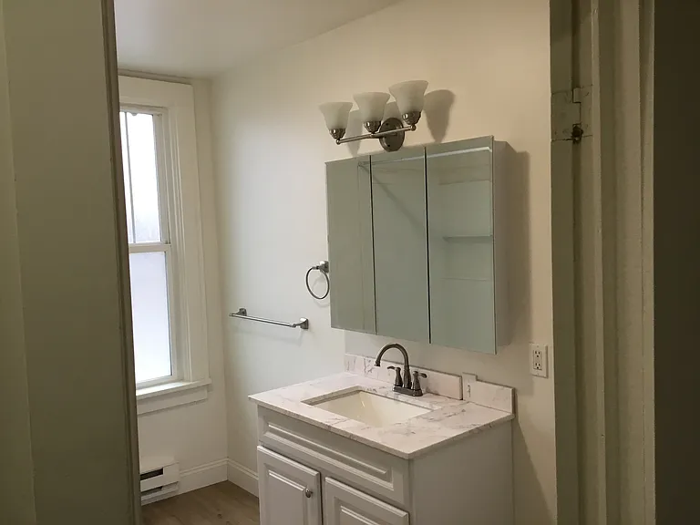 327 E Broadway St — Photo 3