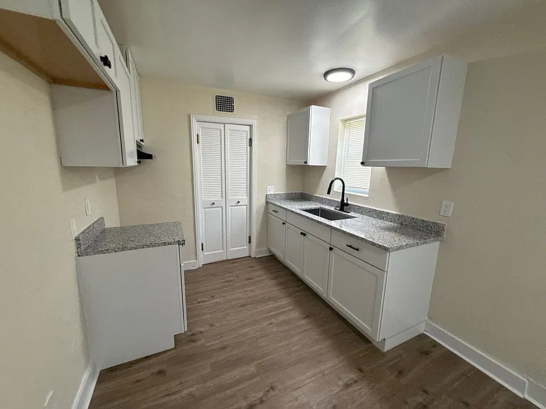 15519 Plainview Ave — Photo 3