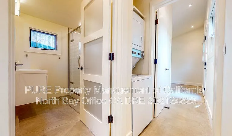 945 Brown St #B — Photo 5