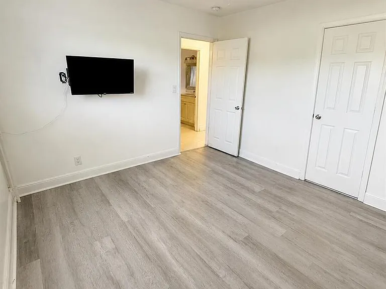 3111 N 66th Ave — Photo 11